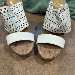 Report White Perforated Wedges